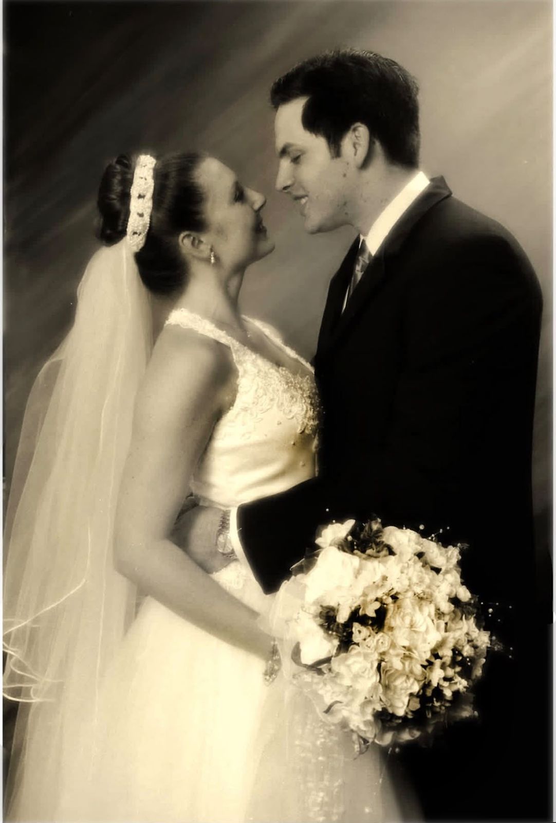 Novios frente a frente en una fotografía en tono sepia